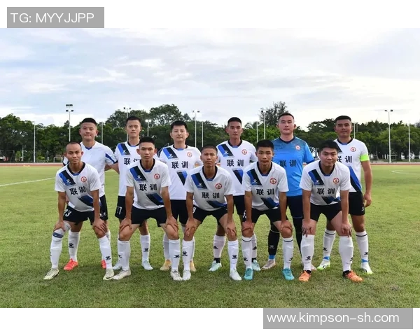 带什字的足球明星们如何在绿茵场上展现个人魅力与团队精神的完美结合